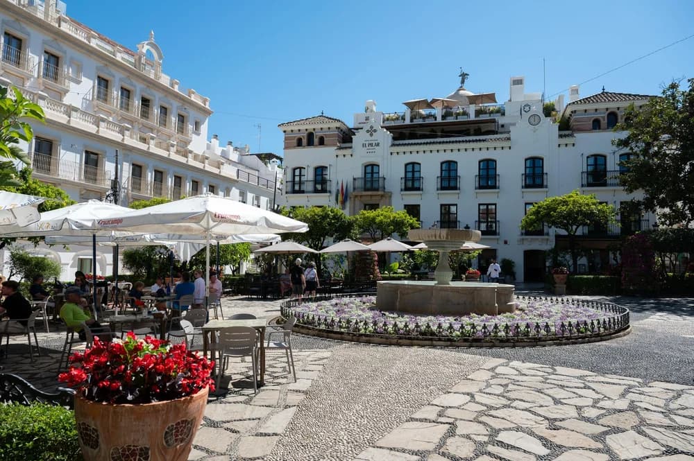 Bloemrijk plein in de oude binnenstad van Estepona