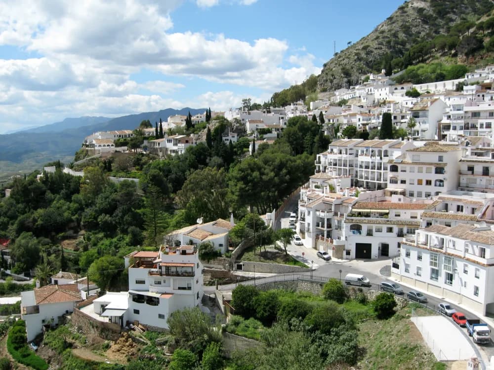 Witte huizen tegen de heuvels van Mijas