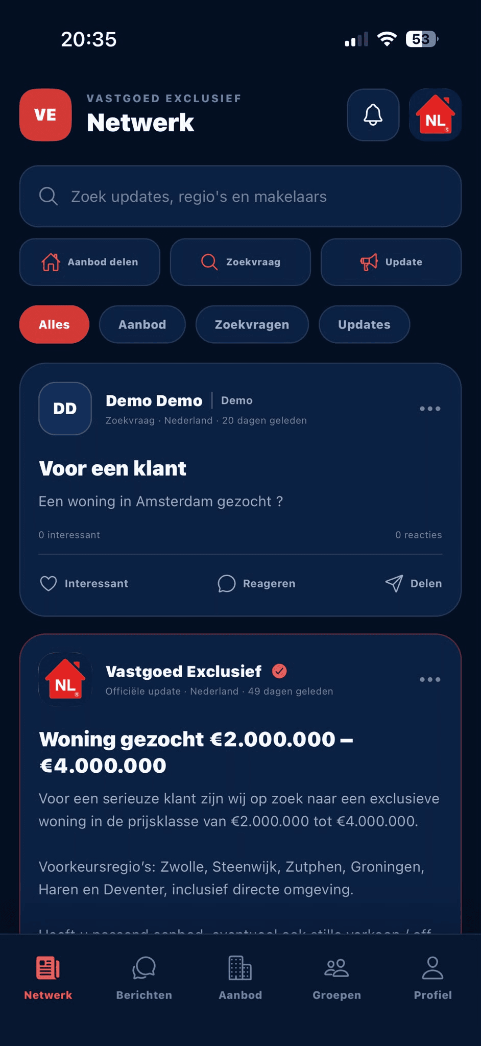 Netwerkscherm met updates en een voorbeeldzoekvraag