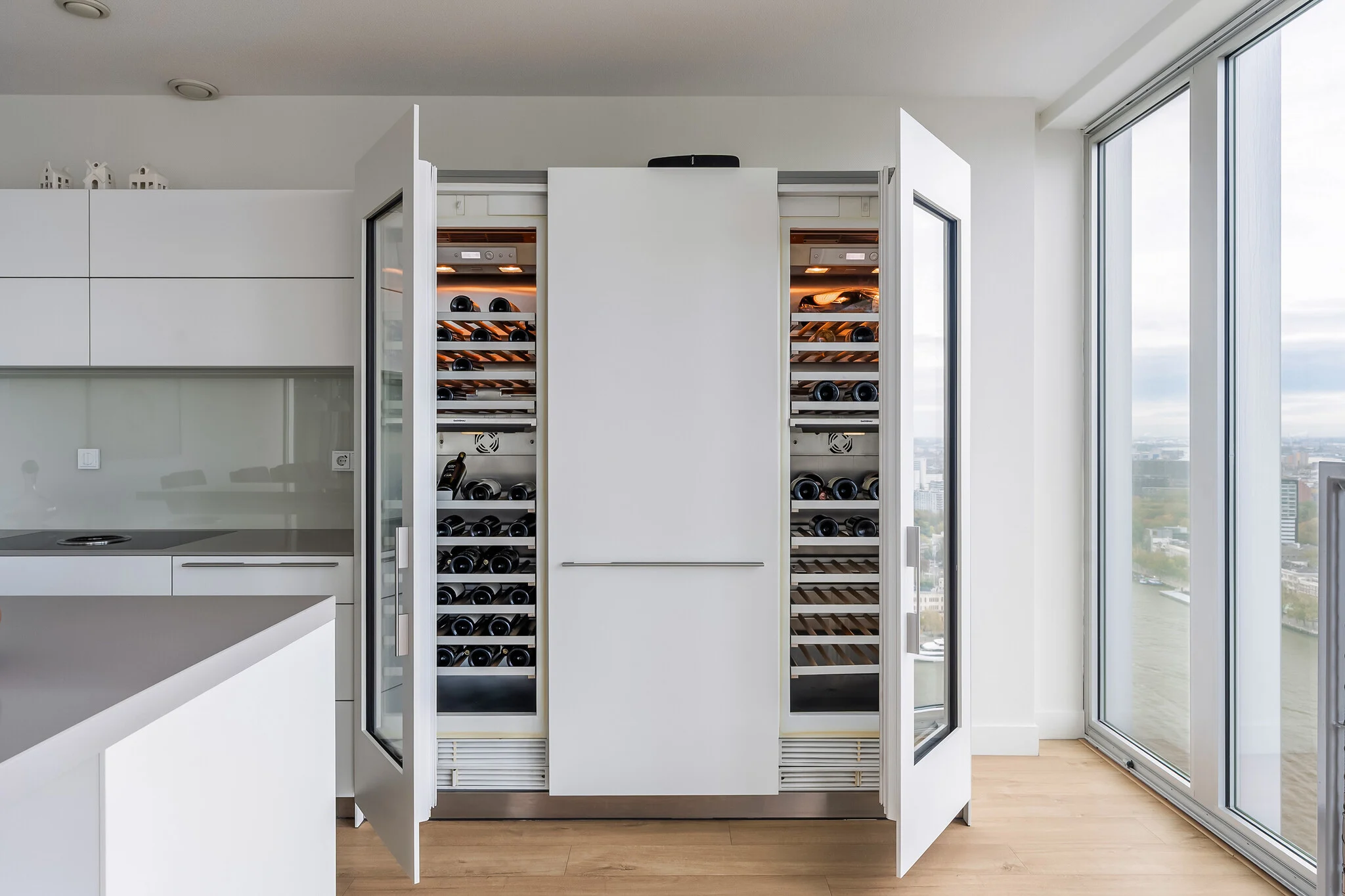 Ingebouwde wijnklimaatkasten in een lichte keuken