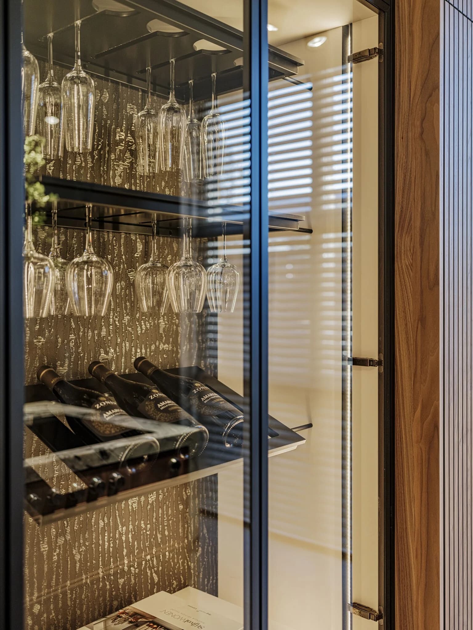 Mereno keuken met massief hout, lamellenstructuur en marmerlook